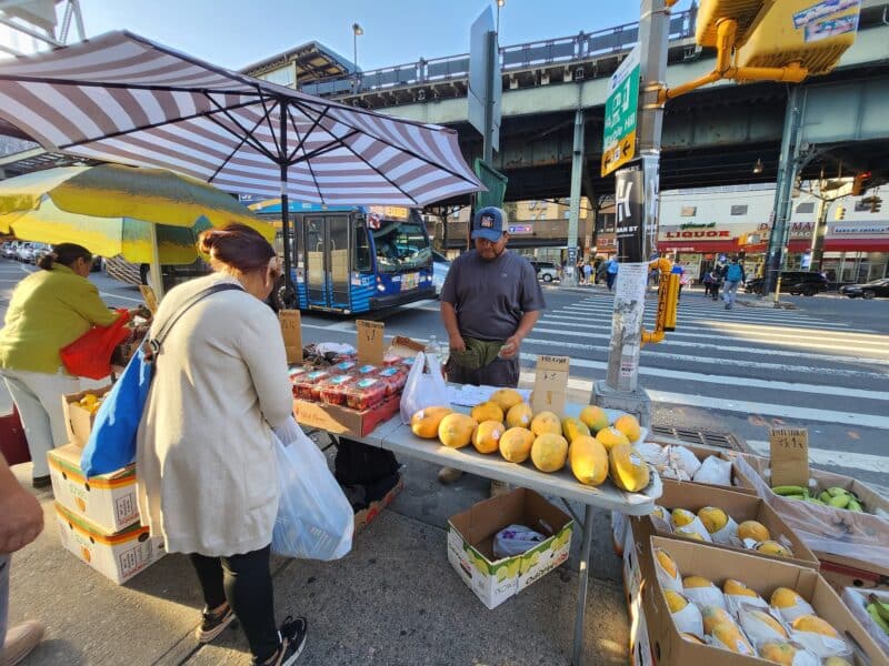 Fruit seller Ernesto Rivera, Marble Hill, Photo by Daniela Aristizabal 