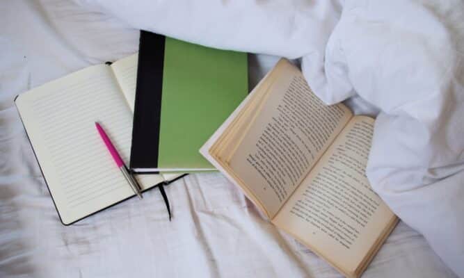 notebooks in bed,